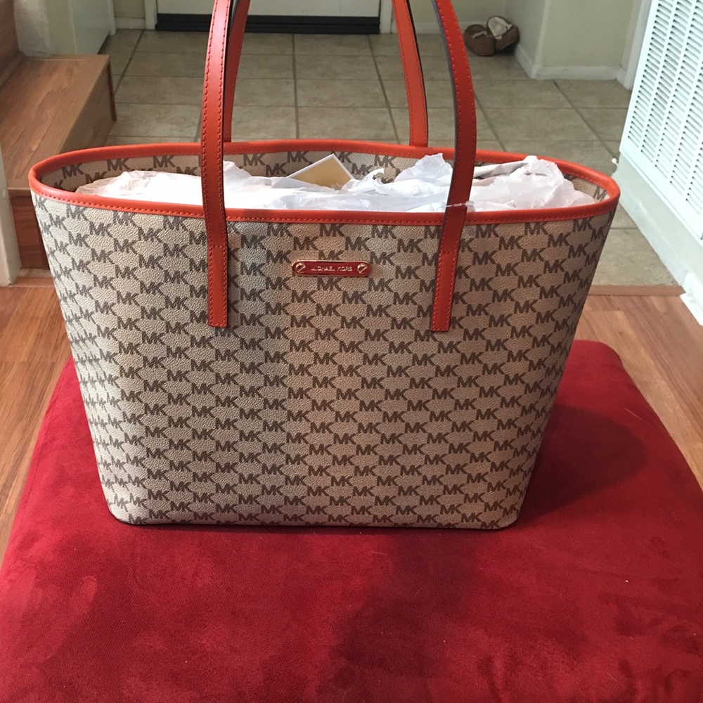 Michael Kors Emery Large Tote - Picture 4 of 8